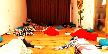 Yoga course - Oster Yoga Retreat bei der Endendspannung im Yogaraum - Yoga und Ayurveda vom  3 - 6 August in südtirol Pustertal @meinkleinesseminarhaus Barbara Engerer führt euch kurz ins Ayurveda ein mit Erklärung und Vortrag. Sigrid Auer begleitet euch durchs Yoga 