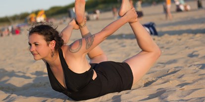 Yogakurs - vorhandenes Yogazubehör: Stühle - Nalini Yoga Ausbildung 12.-21. Juli 2023