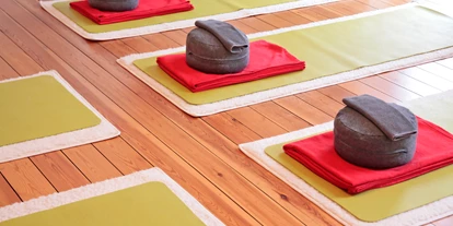 Yoga course - Kurssprache: Deutsch - Ruhrgebiet - HATHA-YOGA:  

In Deutschland ist Hatha-Yoga der bekannteste und am meisten praktizierte Yoga-Stil. Es ist ein aus Indien stammendes ganzheitliches Übungssystem, das durch die Kombination von Körperübungen (Asanas), Atemübungen (Pranayama) sowie Entspannungs- und Meditationsübungen zu einer wundervollen Entwicklung und Harmonisierung von Körper, Geist und Seele beiträgt.

Muskeln und Bänder werden sanft gedehnt und gestreckt, Wirbelsäule und Gelenke bleiben beweglich, der Kreislauf wird aktiviert und der Stoffwechsel angeregt.

Das Wort HATHA ist aus zwei Teilen zusammengesetzt. HA bedeutet: die Sonne und THA bedeutet: der Mond. Es ist kein Zufall, dass es sich um die gegensätzlichen Himmelskörper Sonne und Mond handelt, denn beim Hatha-Yoga geht es um den Ausgleich der Gegensätze.

Asanas   (Körperstellungen und Körperübungen)
Durch die Asanas wird die Flexibilität des Körpers auf sanfte Weise gestärkt und die Geschmeidigkeit erhöht. Ein neues Körperbewusstsein entwickelt sich, Energieblockaden werden aufgelöst und die Energien (Prana) wieder zum Fließen gebracht. Die inneren Organe werden gestärkt, die Durchblutung des Körpers verbessert und die inneren Heilkräfte aktiviert.

Pranayama  (Atemübungen)
Die Atmung ist die wichtigste Funktion des Körpers. Durch das Atmen nehmen wir Sauerstoff und Lebensenergie (Prana) auf. Viele Menschen atmen zu flach, was eine rasche Ermüdung und Mattigkeit zur Folge hat. Pranayama hilft, zu einer natürlichen Atmung zurückzukehren und den Körper wieder ausreichend mit Sauerstoff und Prana zu versorgen.

Shavasana  (Tiefenentspannung)
Mit der Tiefenentspannung wird das Immunsystem gestärkt und Stresshormone abgebaut. Körper und Geist werden systematisch entspannt und kommen zur Ruhe.

Meditation
Durch die Meditation wird der Geist in die Stille geführt. Innere Ruhe, Entspannung, geistige Kraft und Ausgeglichenheit stellen sich ein. - Sabine Cauli   Yoga & Klang - Wege zur Entspannung