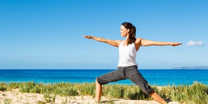 Yoga course - Neukirchen-Vluyn - YOGA IM FREIEN:  

Die Erde unter den Füßen spüren, die Sonnenstrahlen in das Herz hinein lassen und wahrnehmen, wie der Wind ganz sanft die Haut streichelt.

Yoga im Freien ist herrlich und tut sehr gut. Es ist eine wunderbare Erfahrung, Körper und Natur in Einklang zu bringen.

Die Teilnehmer erleben beim Yoga, wie sich der Körper stabilisiert und wie er sich im Inneren beruhigt. Die Natur unterstützt diese Wirkung, so dass Yoga noch intensiver empfunden wird. Dies wird auch dadurch verstärkt, weil unter freiem Himmel mehr Lebensenergie als in geschlossenen Räumen getankt werden kann. Zusätzlich wirken der Anblick von frischem Grün, blauem Himmel und der Geruch der Erde sehr heilsam auf Geist und Seele.

Siehe Homepage:  "TERMINE" ! - Sabine Cauli   Yoga & Klang - Wege zur Entspannung