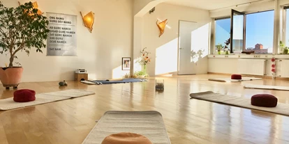 Yogakurs - vorhandenes Yogazubehör: Decken - Lilienthal Deutschland - Willkommen in diesem wunderschönen lichtdurchfluteten Yogaraum mit guter Akkustik und heilsamer Energie. - Kundalini Yoga (auch für Männer) 