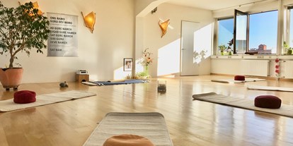 Yogakurs - geeignet für: Ältere Menschen - Lilienthal - Willkommen in diesem wunderschönen lichtdurchfluteten Yogaraum mit guter Akkustik und heilsamer Energie. - Kundalini Yoga (auch für Männer) 
