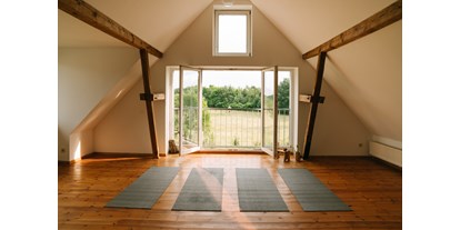 Yogakurs - Ausstattung: Umkleide - Unser Yogaraum während des Retreats, mit wunderbarem Blick in die belebende Natur voll reiner Luft und kraftspendender Stille… - Space to grow - Pränatal Yoga Retreat