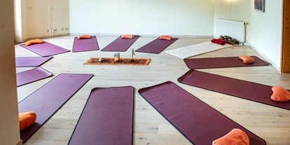 Yoga course - vorhandenes Yogazubehör: Yogamatten - Bavaria - Eine intensive Reise durch die 7 Chakren mit Heilyoga nach Jeannette Krüssenberg
