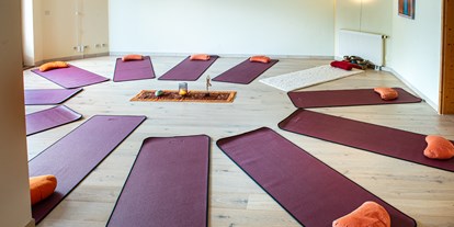 Yogakurs - vorhandenes Yogazubehör: Yogamatten - Deutschland - Eine intensive Reise durch die 7 Chakren mit Heilyoga nach Jeannette Krüssenberg