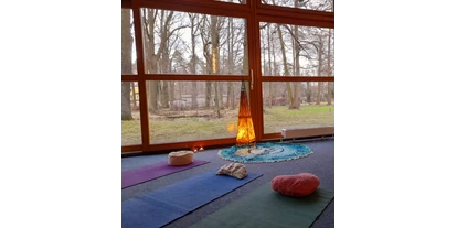 Yoga course - Germany - Hier in den Räumen des Theologisch Pädagogischen Institutes, Bahnhofstraße 9 in Moritzburg kannst Du Dich aufladen. Ein wunderschöner Raum mit Blick auf Teich und den Park erwartet Dich und eine kleine Gruppe von TeilnehmerInnen 💛

 - HAPPY Yoga Time 