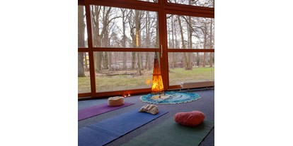 Yoga course - Yogastil: Yoga Nidra - Saxony - Hier in den Räumen des Theologisch Pädagogischen Institutes, Bahnhofstraße 9 in Moritzburg kannst Du Dich aufladen. Ein wunderschöner Raum mit Blick auf Teich und den Park erwartet Dich und eine kleine Gruppe von TeilnehmerInnen 💛

 - HAPPY Yoga Time 