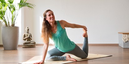 Yogakurs - vorhandenes Yogazubehör: Decken - Bayerischer Wald - NaLoHa Yoga & Pilates Deggendorf