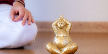 Yogakurs - geeignet für: Anfänger - Dortmund - Herzlich Willkommen bei Yoga mit Melli ∣ Curvy Yoga für Frauen mit Größe - Curvy Yoga für Frauen mit Größe (Online-Kurs)