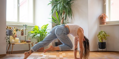 Yogakurs - Kurse für bestimmte Zielgruppen: Feminine-Yoga - Kärnten - Twisting Roots Yoga