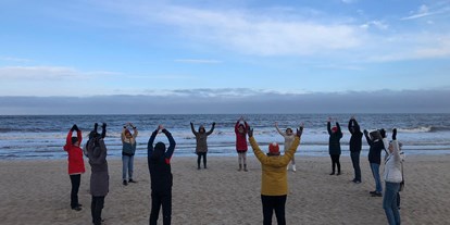 Yoga course - vorhandenes Yogazubehör: Sitz- / Meditationskissen - Germany - Morgen-Routine, vor dem Frühstück noch  an den Strand.
Die herrliche salzhaltige Meeresluft eignet sich hervorragend, für Bewegung und Pranayama (Atemübungen). - 6 Tage Soul Time an der Nordsee - mit Yoga und Wandern im Mai
