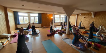 Yoga course - vorhandenes Yogazubehör: Sitz- / Meditationskissen - Germany - Auch unser Yogaraum liegt idyllisch eingebettet im Dünengebiet.
Wir beginnen den Tag mit dynamischen, für jeden praktizierbaren Yogasequenzen und beschließen ihn mit tiefenentspannendem Yin Yoga, Traumreisen sowie Mantrasingen.  - 6 Tage Soul Time an der Nordsee - mit Yoga und Wandern im Mai