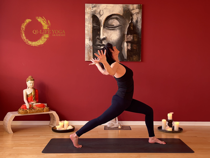 Yogakurs - vorhandenes Yogazubehör: Stühle - Deutschland - Qi-Life Yogalehrer Ausbildung 220h