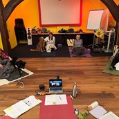 Yoga Ausbildung: AUSBILDUNG ZUM YL & RESILIENTRAINIER im historischen Hoetger Hof
 - 200Std.+ Yogalehrer*innen & Resilienztrainer*innen Ausbildung