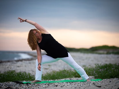 Yogakurs - Inhalte für Zielgruppen: Schwangere (Pränatal) - Anja Steinmetz Yoga, Side Warrior Asana - 200Std.+ Yogalehrer*innen & Resilienztrainer*innen Ausbildung