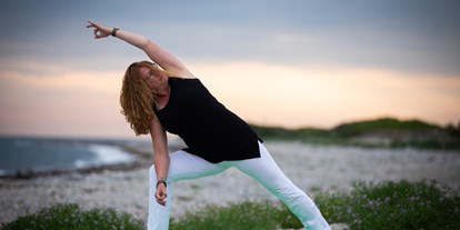 Yogakurs - Ausbildungsdauer: 12 Monate - Anja Steinmetz Yoga, Side Warrior Asana - 200Std.+ Yogalehrer*innen & Resilienztrainer*innen Ausbildung