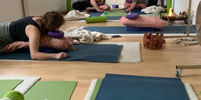 Yogakurs - spezielle Yogaangebote: Meditationskurse - Yin Yoga . ein sicherer Raum, in dem Menschen sich mit ihrem Körper und Geist verbinden können - Raum für TriYoga in Hanau CorinaYoga