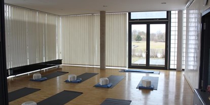 Yogakurs - vorhandenes Yogazubehör: Yogamatten - Region Schwaben - Der Übungsraum im Glashaus der Georg Simnacher Stiftung. - Maitreya Yoga Schule