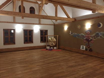 Yoga course - Yogastil: Yoga Nidra - Saxony - Unserer Gruppenraum mit einem Pachamama - Wandbild.  - Hatha Yoga für Frauen