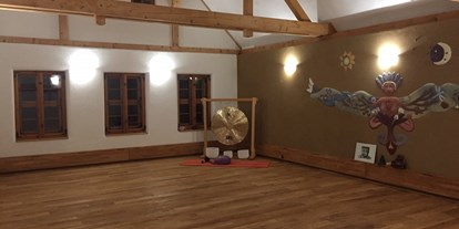 Yogakurs - Sachsen - Unserer Gruppenraum mit einem Pachamama - Wandbild.  - Hatha Yoga für Frauen