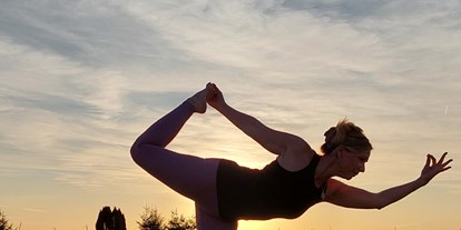 Yogakurs - vorhandenes Yogazubehör: Yogamatten - Speyer - Tänzerin - Hatha Yoga - Präventionskurs - Birgit Schaz - PraxisBewusstSein