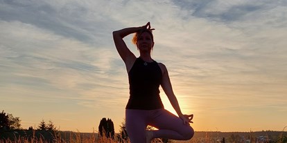 Yoga course - Art der Yogakurse: Geschlossene Kurse (kein späterer Einstieg möglich) - Stuttgart / Kurpfalz / Odenwald ... - Baum Birgit Schaz PraxisBewusstSein.de  - Hatha Yoga - Präventionskurs - Birgit Schaz - PraxisBewusstSein