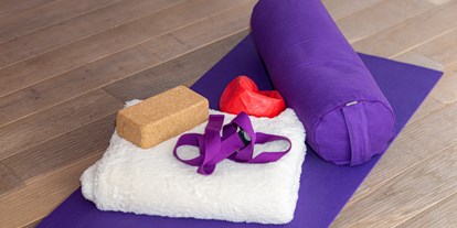 Yoga course - Kurse für bestimmte Zielgruppen: Feminine-Yoga - Kaarst - ALINEA Gesundheitswerkstatt * Yoga*Coaching * Hypnose * ganzheitliche Gesundheitsberatung