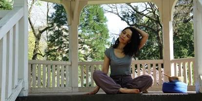 Yogakurs - spezielle Yogaangebote: Yogatherapie - Maintal Dörnigheim - Yogament - Yoga und Mentaltraining, Claudia Jörg