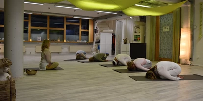 Yoga course - Art der Yogakurse: Offene Kurse (Einstieg jederzeit möglich) - Hamburg-Stadt Altona - grosszügiger und heller Yogaraum - Yoga Feelgood