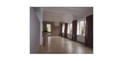 Yogakurs - Kurse mit Förderung durch Krankenkassen - Neumünster - Schöner großer Raum mit Fußbodenheizung  - Art of Balance