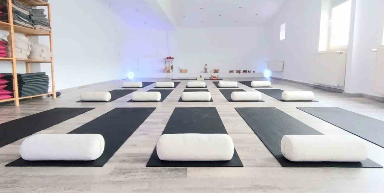 Yoga - Unser Yoga-Studio mit Matten in Recklinghausen - Yoga im Loft Recklinghausen by Far Senses