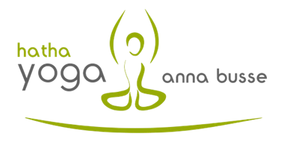 Yogakurs - vorhandenes Yogazubehör: Stühle - Lensahn - Entspannte Yoga Auszeit