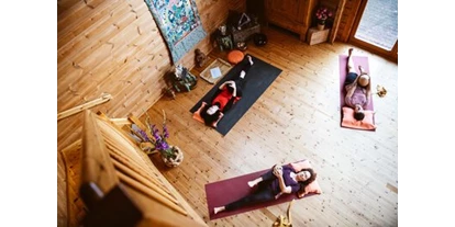 Yoga course - vorhandenes Yogazubehör: Stühle - Welle - Hatha-Yoga-Kurs