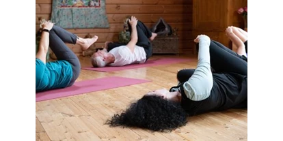 Yoga course - vorhandenes Yogazubehör: Yogagurte - Welle - Hatha-Yoga-Kurs