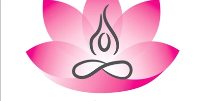 Yoga course - Kurse für bestimmte Zielgruppen: Yoga bei Krebs - Vorpommern - Lotusblüte in pink mit Karikatur von einem Yoga-Praktizierende in der Mitte - Yoga in Greifswald