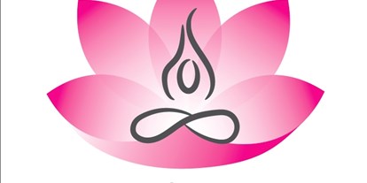 Yogakurs - geeignet für: Schwangere - Greifswald - Lotusblüte in pink mit Karikatur von einem Yoga-Praktizierende in der Mitte - Yoga in Greifswald