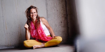 Yoga course - Ambiente: Gemütlich - Dozentin Farina Naja Schnell - KINDERYOGALEHRER AUSBILDUNG • Starkes Ich. Starke Kinder. Starke Welt.