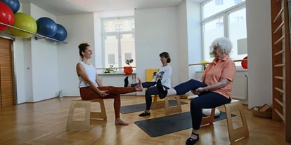 Yogakurs - vorhandenes Yogazubehör: Stühle - Himberg (Himberg) - habohami ♥ YOGA FÜR SENIOREN 60+ - habohami ♥ YOGA FÜR SENIOREN 60+