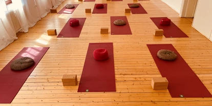 Yoga course - vorhandenes Yogazubehör: Stühle - Hochspeyer - Yogastudio 
Glücks Raum Gefühl 
Yoga mit Anjana Vera - Vera Kern-Schunk YogaStudio GlücksRaumGefühl
