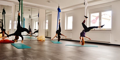 Yoga course - vorhandenes Yogazubehör: Stühle - Hochspeyer - Aerial Yoga Workshop - Vera Kern-Schunk YogaStudio GlücksRaumGefühl