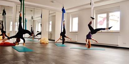 Yogakurs - Yogastil: Bikram Yoga / Hot Yoga - Aerial Yoga Workshop - Vera Kern-Schunk YogaStudio GlücksRaumGefühl