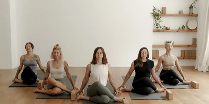 Yoga course - vorhandenes Yogazubehör: Meditationshocker - Kissing - Yoga Studio Wolke34
