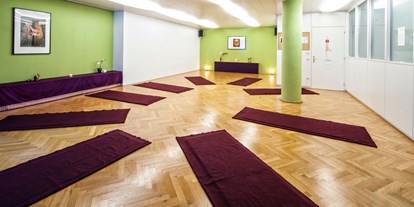 Yogakurs - PLZ 4040 (Österreich) - LEBENSRAUM LINZ, Dinghoferstr. 38, 4020 Linz, im Innenhof rechts halten - Nityananda Priesner