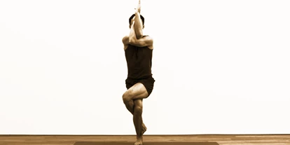 Yoga course - Kurse für bestimmte Zielgruppen: Momentan keine speziellen Angebote - Ebringen - Garudasana (Adler): Balance und Zentrierung - Daniel Weidenbusch