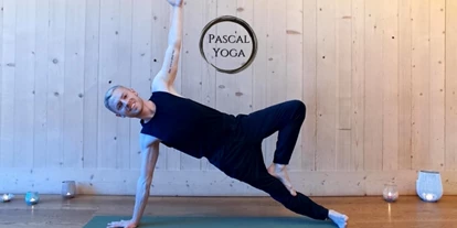 Yoga course - vorhandenes Yogazubehör: Yogablöcke - Watt - Pascal beim Asanas praktizieren - Sanftes Yoga und Yoga im Hegnerhof Kloten