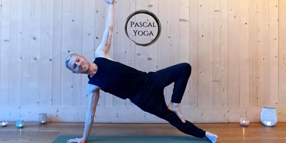 Yoga course - Yogastil: Sivananda Yoga - Switzerland - Pascal beim Asanas praktizieren - Sanftes Yoga und Yoga im Hegnerhof Kloten