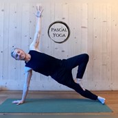 Yoga - Pascal beim Asanas praktizieren - Sanftes Yoga und Yoga im Hegnerhof Kloten