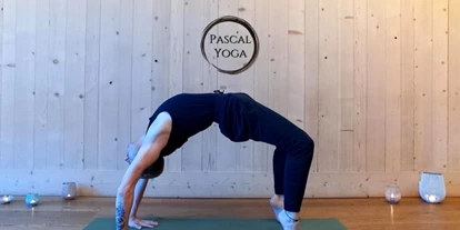 Yoga course - Kurse mit Förderung durch Krankenkassen - Kloten - Pascal beim Asanas praktizieren - Sanftes Yoga und Yoga im Hegnerhof Kloten