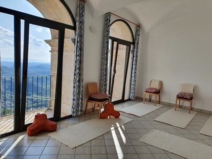 Yogakurs - vorhandenes Yogazubehör: Sitz- / Meditationskissen - Yoga & Meditation in einem alten Kloster auf Mallorca