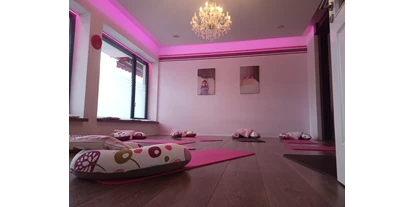 Yogakurs - vorhandenes Yogazubehör: Yogamatten - Mering - Yoga in Augsburg. Simone Reimelt. Yin | Schwangere | Mamas mit Baby